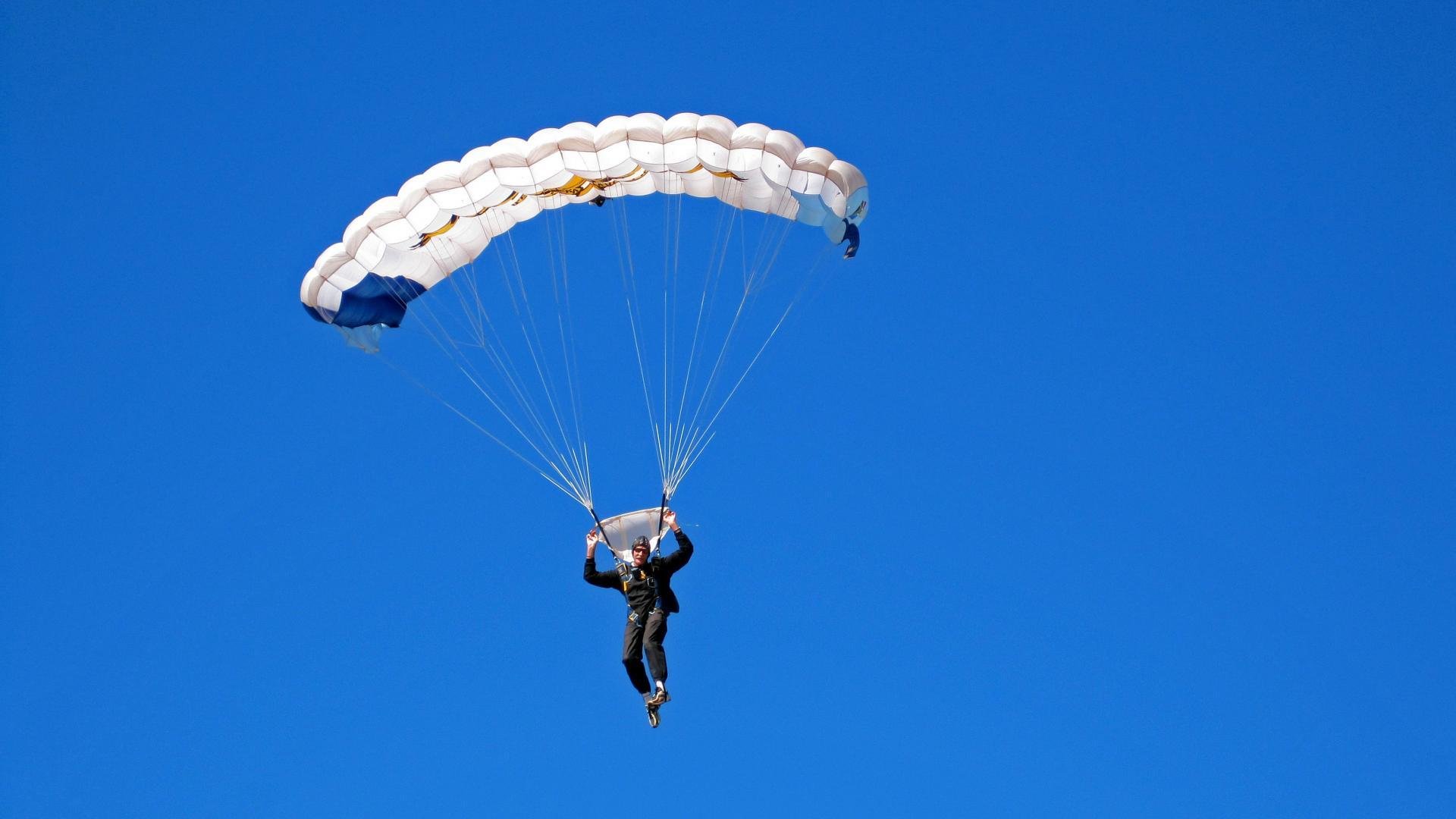 JIU YOU GAME-张伟丽鼓励更多女孩尝试格斗运动，张伟丽的格斗视频